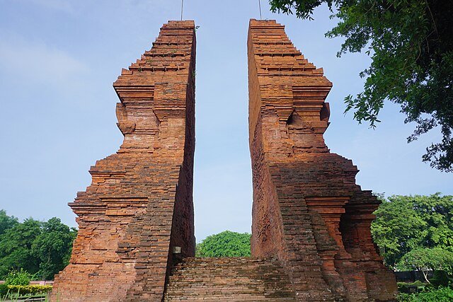 According to Nagarakretagama, Bubat square is located in the northern parts of the Majapahit capital city. The residence of Mahapatih Gajah Mada was a