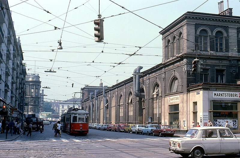 File:057L18270679 Landstrasser Hauptstrasse - Invalidenstrasse, rechts Markthalle, Linie G2 Typ L 27.06.1979.jpg