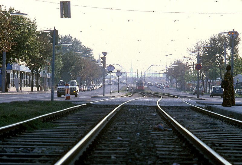 File:093L11030982 Eröffnung U Bahn Linie U1 bis Kagran, Wagramerstrasse , Blick stadteinwärts, Bereich Strassenbahn Haltestelle Julius Payergasse.jpg