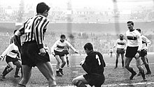 Il portiere bluceleste Giuseppe Meraviglia neutralizza un attacco nerazzurro durante Inter-Lecco (1-1) del 25 febbraio 1967