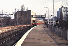 Behelfsbahnsteig westlich des Bahnhofs am Ferngleis Richtung Osten mit S-Bahn-Zug der Baureihe 276, 1995