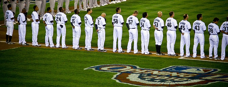 Griffey stays with Mariners for 2010