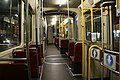 Interieur van een Amsterdamse tram, hier zijn de balkonstangen en uithouderarmen zichtbaar