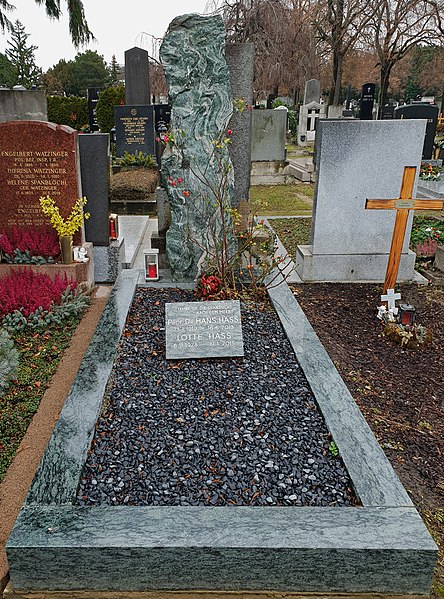 File:20201220 Friedhof Hietzing Grab Hans und Lotte Hass II.jpg