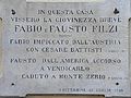 De plaquette (op het huis waar hij werd geboren in Rovereto) ter nagedachtenis aan de ongeduldige Fausto Filzi (broer van Fabio) die sneuvelde bij de Croce di S. Antonio.