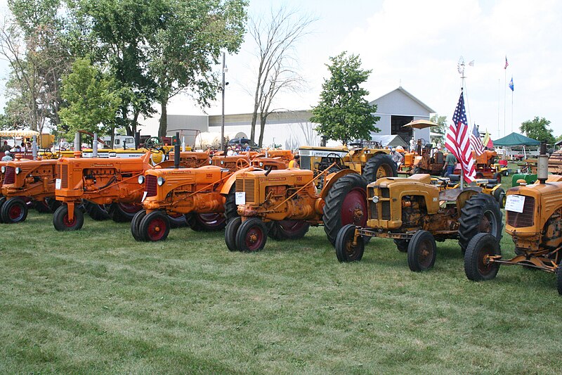 File:A row of Minneapolis-Moline tractors DCAPC August 2008 show.jpg