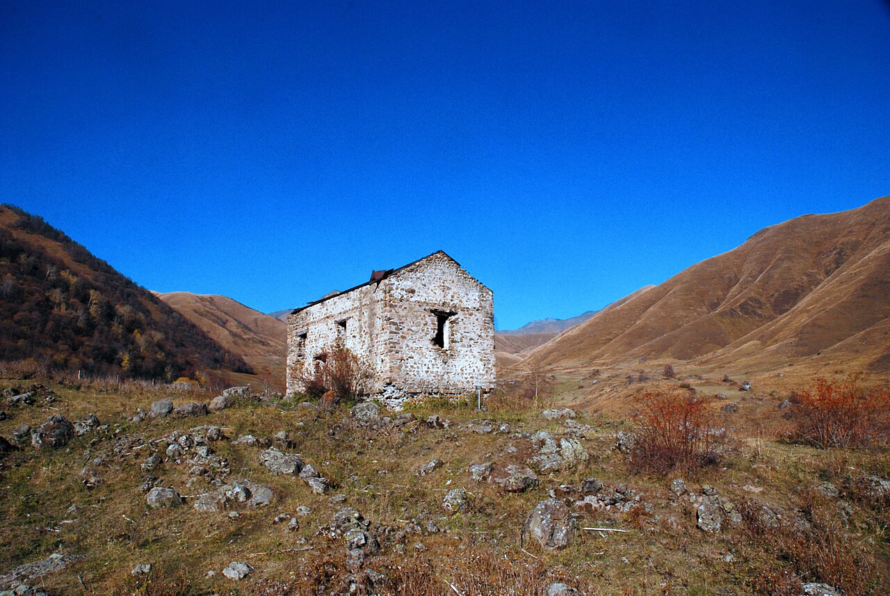 File:Abandoned house near Roshka village, Khevsureti.jpg - Wikimedia Commons