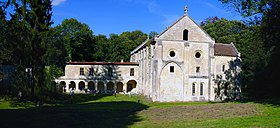 Fotografia di edifici monastici parzialmente conservati