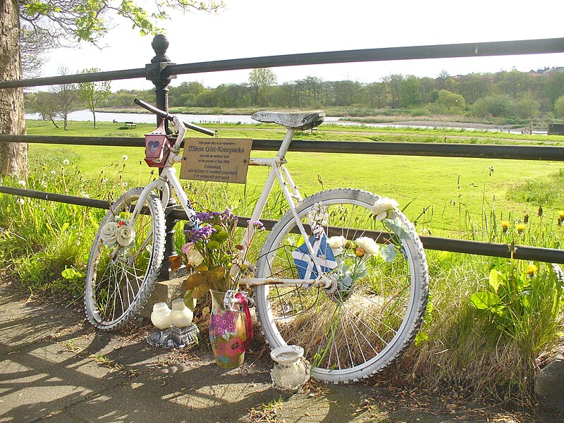 File:Aberdeen - City's First "Ghost Bike" - geograph.org.uk - 3968153.jpg