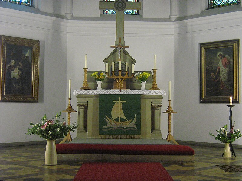 File:Ahlbeck Kirche Altar.jpg