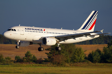 Airbus A319-115LR авиакомпании Air France совершает посадку