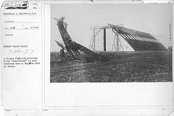 Pesawat terbang - Jenis - pesawat jerman jatuh. Fokken D-7. Jerman pertempuran pesawat yang "hidung-menyelam" ke kehancuran dekat Zeppelin gudang di Namur - NARA - 17342257.jpg