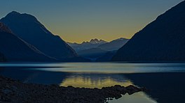 Alouette Lake saat matahari Terbit (15313912022).jpg