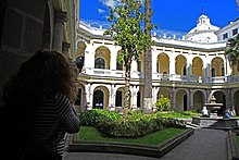 College patio, Quito Ama la Vida - Flickr - Periodistas espanoles recorren Centro Historico de Quito 2014 (14476164508).jpg