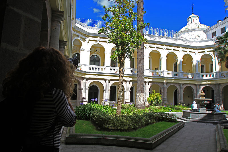 File:Ama la Vida - Flickr - Periodistas españoles recorren Centro Histórico de Quito 2014 (14476164508).jpg