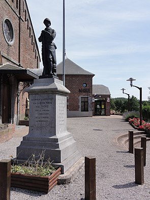 Amfroipret (Nord, Fr) monument aux morts devant la mairie.JPG