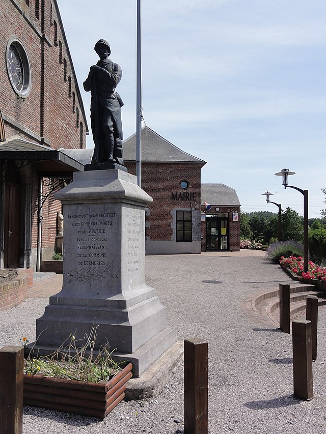 Memorial da guerra de Amfroipret fora da prefeitura. O monumento também comemora os mortos de Bermeries.