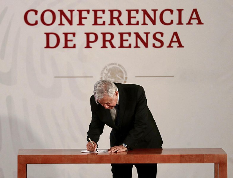 File:Amlo firma acuerdo (1).jpg