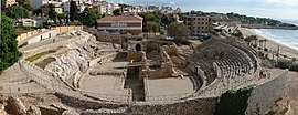 Het Romeinse amfitheater, gelegen onder de middeleeuwse stad.