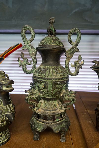 400px-Antique_Chinese_Buddhist_incense_burner_in_Borneo_(29454808825).jpg (400×600)