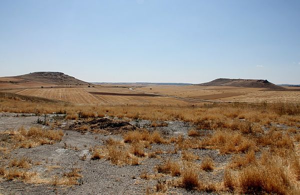 Seen from the village, the Greater Arapile (Arapil Grande) is on the right.