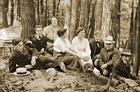 Skupina umělců na Mount Kisco v roce 1912, zleva doprava: Paul Haviland, Abraham Walkowitz, Katharine Rhoadesová, Emmy Stieglitz, Agnes Meyer, Alfred Stieglitz, John Barrett Kerfoot, John Marin