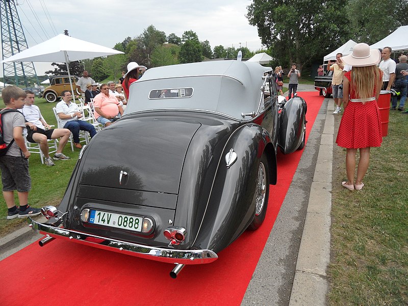 File:Automobilové klenoty 2019 E80. Soutěž elegance.jpg