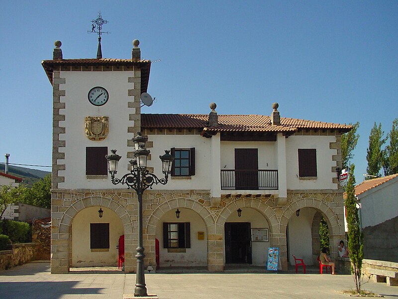 File:Ayuntamiento de Navarredonda y San Mamés.jpg