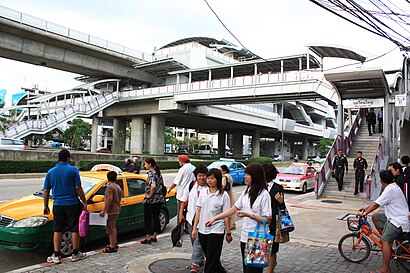 How to get to สถานีรถไฟวงเวียนใหญ่ with public transit - About the place