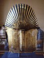 Baksida av Tutankhamons begravelsesmaske viser hvordan hodetørklet kunne knyttes sammen til en «løvehale» bak