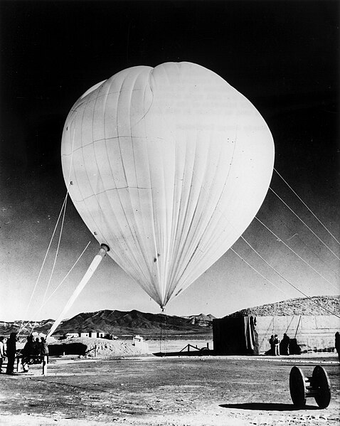 File:Balloon being prepared to lift a nuclear bomb.jpg