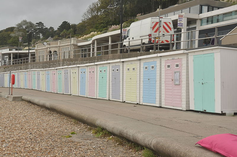 File:Beach huts on Lyme Regis Beach (2812).jpg