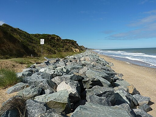 Beach protection measures - geograph.org.uk - 3799642