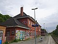Bahnhof mit Empfangsgebäude, Güterschuppen, Einfriedung mit Bahnsteighäuschen