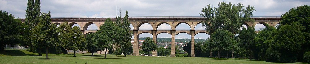 エンツ川に架かるローマの水道橋を模したビーティヒハイムの高架橋。橋の上を鉄道が通っている。