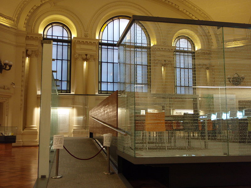 File:Biblioteca Nacional de Chile, sala computadores detalle rampa.JPG