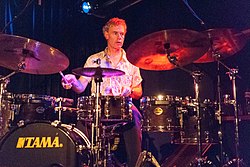 Bill Bruford rumpujen takana vuonna 2008.