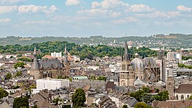 Blick auf das Rathaus und den Dom Aachens aufgenommen von St Jakob.jpg