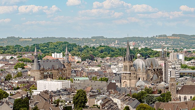 Image: Blick auf das Rathaus und den Dom Aachens aufgenommen von St Jakob