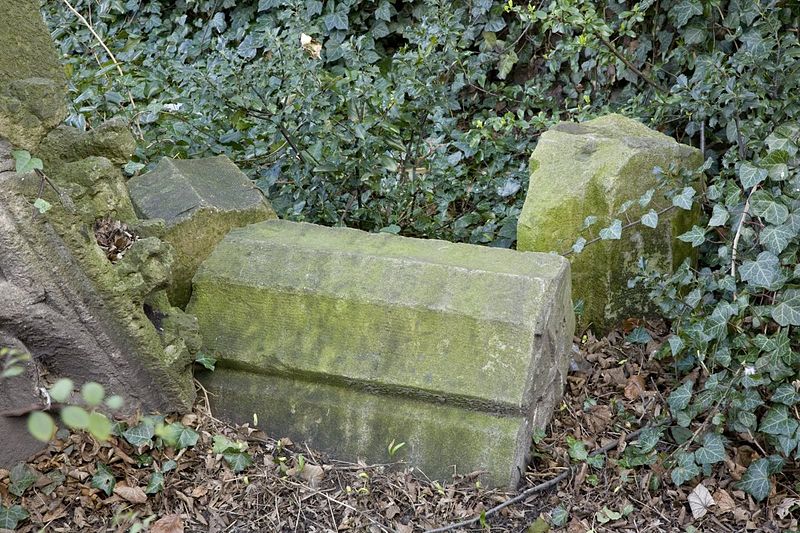 File:Bouwfragmenten van de Domkerk op binnenplaats Flora's Hof, achter de Domtoren - Utrecht - 20416147 - RCE.jpg