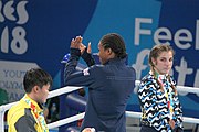 Deutsch: Boxen bei den Olympischen Jugendspielen 2018 Tag 12, 18. Oktober 2018 - Medaillenzeremonie im Leichtgewicht der Mädchen - Gold: Caroline Sara DuBois (Großbritannien), Silber: Porntip Buapa (Thailand), Bronze: Oriana Saputo (Argentinien); Medaillenübergabe durch Habu Gumel (IOC, Nigeria), Geschenkübergabe durch Raymond Silvas (USA, AIBA). English: Boxing at the 2018 Summer Youth Olympics on 18 October 2018 – Girl's Lightweight Medal Ceremony - Gold: Caroline Sara DuBois (Great Britain), Silver: Porntip Buapa (Thailand), Bronze: Oriana Saputo (Argentina); Medal handover by Habu Gumel (IOC, Nigeria), Gift presented by Raymond Silvas (USA, AIBA). Español: Boxeo en los Juegos Olímpicos Juveniles de Verano de 2018 en 18 de octubre de 2018 - Ceremonia de la Medalla de peso ligero para niñas - Oro: Caroline Sara DuBois (Gran Bretaña), Plata: Porntip Buapa (Thailand), Bronce: Oriana Saputo (Argentina); Entrega de medallas por Habu Gumel (COI, Nigeria), Regalo presentado por Raymond Silvas (EE. UU., AIBA).