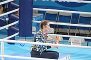 Deutsch: Boxen bei den Olympischen Jugendspielen 2018 Tag 12, 18. Oktober 2018 - Medaillenzeremonie im Leichtgewicht der Mädchen - Gold: Caroline Sara DuBois (Großbritannien), Silber: Porntip Buapa (Thailand), Bronze: Oriana Saputo (Argentinien); Medaillenübergabe durch Habu Gumel (IOC, Nigeria), Geschenkübergabe durch Raymond Silvas (USA, AIBA). English: Boxing at the 2018 Summer Youth Olympics on 18 October 2018 – Girl's Lightweight Medal Ceremony - Gold: Caroline Sara DuBois (Great Britain), Silver: Porntip Buapa (Thailand), Bronze: Oriana Saputo (Argentina); Medal handover by Habu Gumel (IOC, Nigeria), Gift presented by Raymond Silvas (USA, AIBA). Español: Boxeo en los Juegos Olímpicos Juveniles de Verano de 2018 en 18 de octubre de 2018 - Ceremonia de la Medalla de peso ligero para niñas - Oro: Caroline Sara DuBois (Gran Bretaña), Plata: Porntip Buapa (Thailand), Bronce: Oriana Saputo (Argentina); Entrega de medallas por Habu Gumel (COI, Nigeria), Regalo presentado por Raymond Silvas (EE. UU., AIBA).