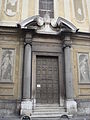 L'ingresso alla chiesa di Santa Maria della Carità (i capitelli ionici sono successivi)