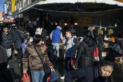 Typical grocery store on 8th Avenue in one of the Brooklyn Chinatowns (Bu Lu Ke Lin Hua Bu ) on Long Island, New York, US. Multiple Chinatowns in Manhattan (Niu Yue Hua Bu ), Queens (Fa La Sheng Hua Bu ), and Brooklyn are thriving as traditionally urban enclaves, as large-scale Chinese immigration continues into New York, with the largest metropolitan Chinese population outside Asia. Brooklyn Chinatown.png