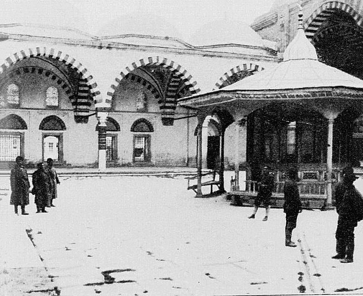 File:Bulgar askerleri Selimiye Cami avlusunda.jpg