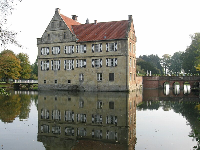 File:Burg Hülshoff Havixbeck-12.jpg