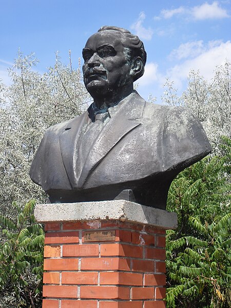 File:Bust of Georgi Dimitrov in the Memento Park.JPG