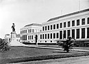 COLLECTIE TROPENMUSEUM 'Het standbeeld van J.P. Coen voor het Paleis van Daendels het 'Grote Huis' aan het Waterlooplein in Weltevreden te Batavia' TMnr 10015443.jpg