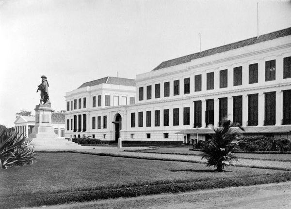 Image: COLLECTIE TROPENMUSEUM 'Het standbeeld van J.P. Coen voor het Paleis van Daendels het 'Grote Huis' aan het Waterlooplein in Weltevreden te Bata