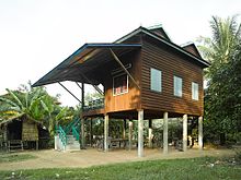カンボジアの高床式の住宅